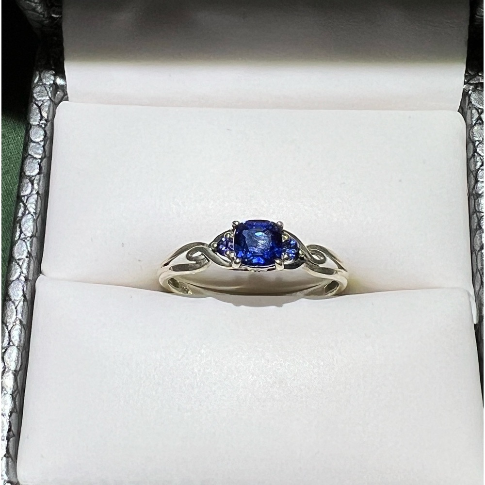 Blue sapphire ring
